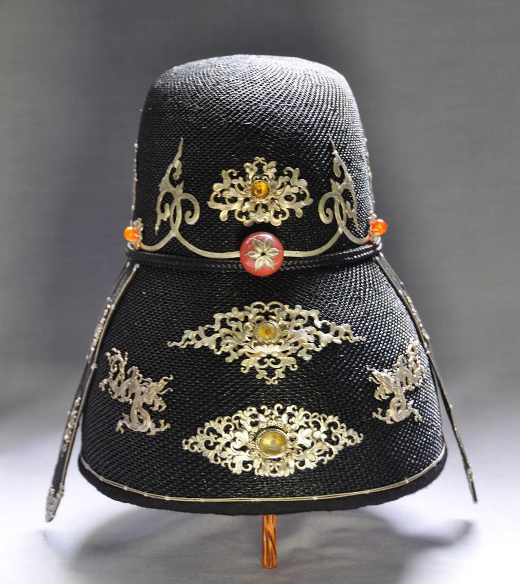 Chiếc mũ Xuân Thu có niên đại được xác định vào thời chúa Nguyễn Phúc Khoát xưng vương  SƯU TẬP CỦA VŨ KIM LỘC