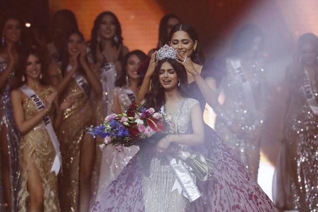 Khoảnh khắc đăng quang của người đẹp Ấn Độ tại Miss Universe 2021. (Ảnh: AP)