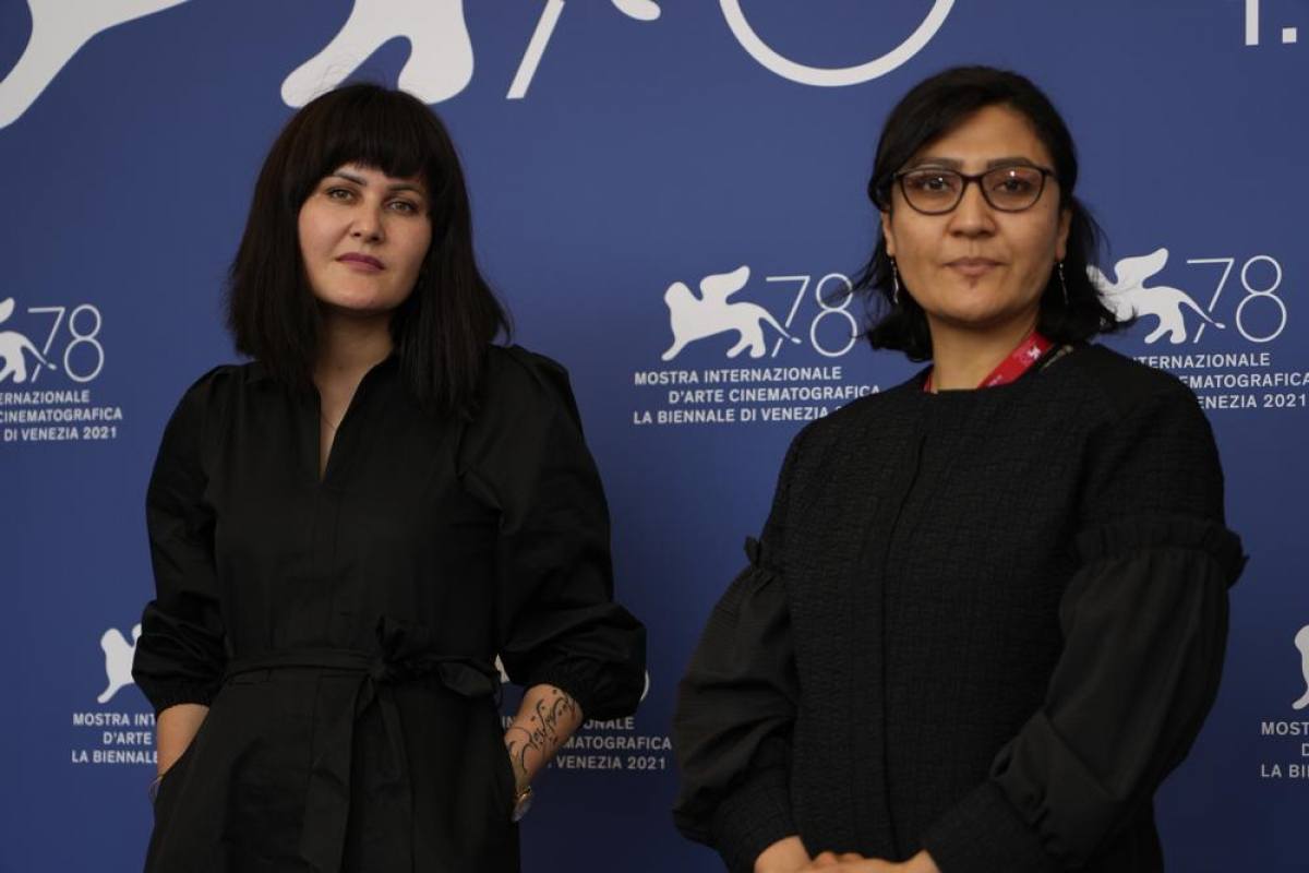 Từ trái sang, đạo diễn Sahraa Karimi và Sarah Mani tại LHP Venice, Italy hôm 4/9. Nguồn: AP