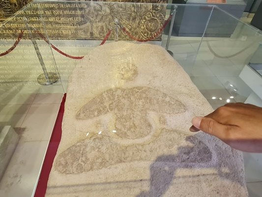 Bảo vật quốc gia bức Phù điêu Phật Linh Sơn Bắc bằng đá granite có niên đại thế kỷ 3 - 4 được phát hiện trong cuộc khai quật khảo cổ ở di tích Linh Sơn Bắc vào năm 2019 - Ảnh: Tô Văn