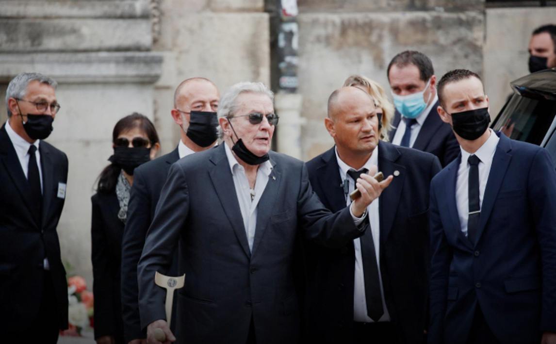 Ngôi sao điện ảnh kỳ cựu Pháp Alain Delon tay chống nạng, xuất hiện hiếm hoi trước công chúng vào ngày 10.9 tại đám tang  ẢNH: REUTERS