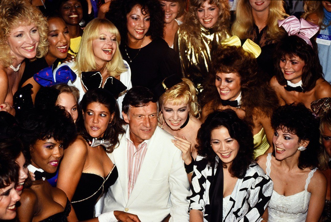 Hugh Hefner bên các người đẹp Playboy  PEOPLE