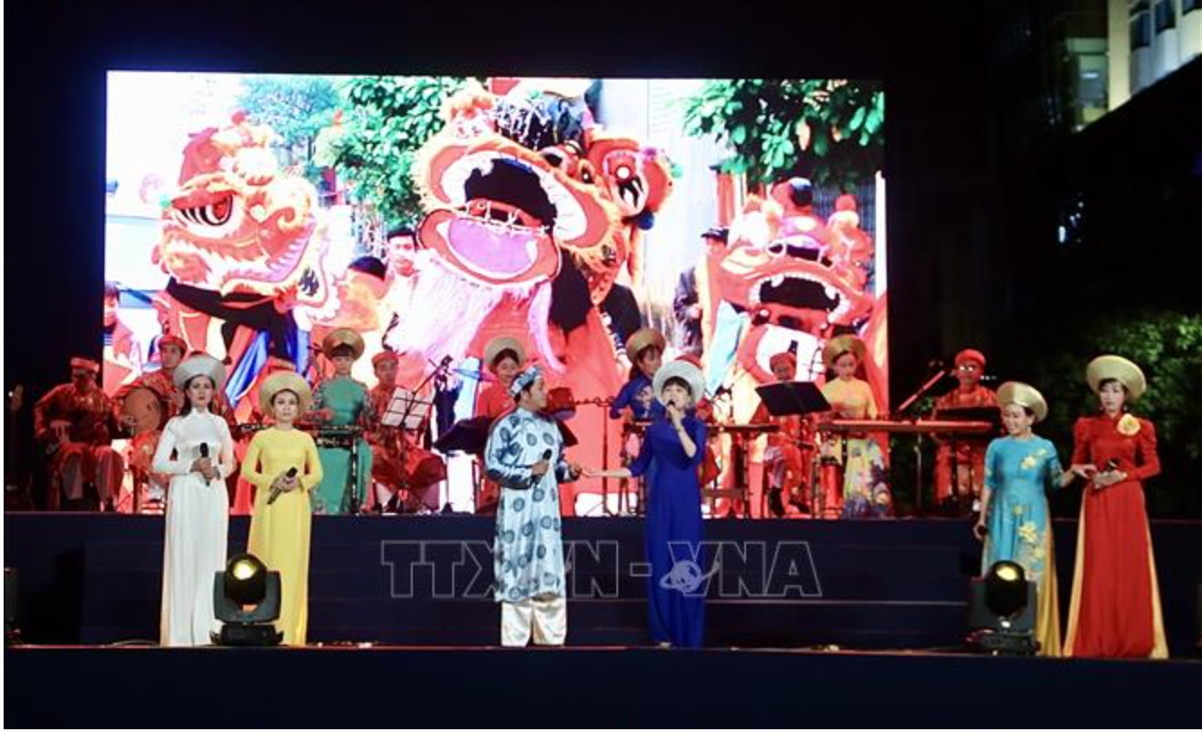 Tiết mục đờn ca tài tử do Trung tâm ca nhạc nhẹ TP Hồ Chí Minh biểu diễn. Ảnh (tư liệu) minh họa: Thu Hương/TTXVN