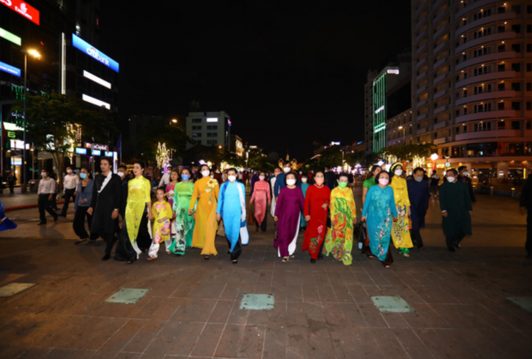 600 áo dài trình diễn tại Lễ khai mạc Lễ hội Áo dài Thành phố Hồ Chí Minh lần thứ 8