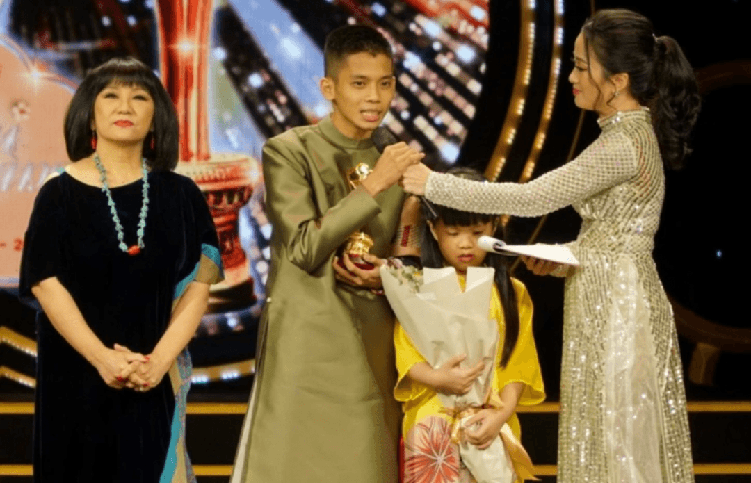 Hai người con nuôi của cố ca sĩ Phi Nhung đại diện gia đình lên nhận giải thưởng - Ảnh: Internet