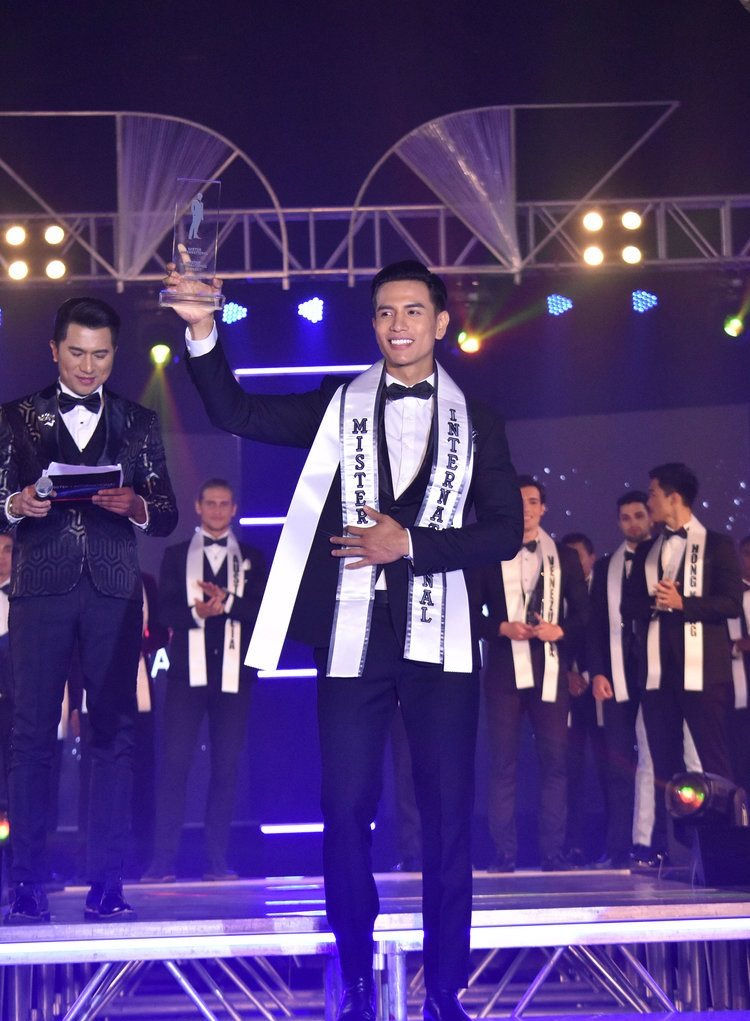  Sau hiện tượng Tiến Đoàn trở thành Nam vương Mr International 2008, đúng 10 năm sau, Việt Nam mới có đại diện đăng quang ngôi vị cao nhất của một trong những cuộc thi nhan sắc lớn nhất thế giới dành cho nam giới Mr International 2018 Trịnh Bảo.