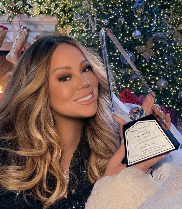 Mariah Carey khoe chứng nhận Kim cương trên trang mạng cá nhân của mình. (Ảnh: Sony Music)