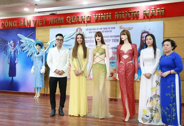 Hoa hậu Thùy Tiên cùng bộ váy dạ hội của nhà thiết kế Nguyễn Minh Tuấn - Ảnh: Internet