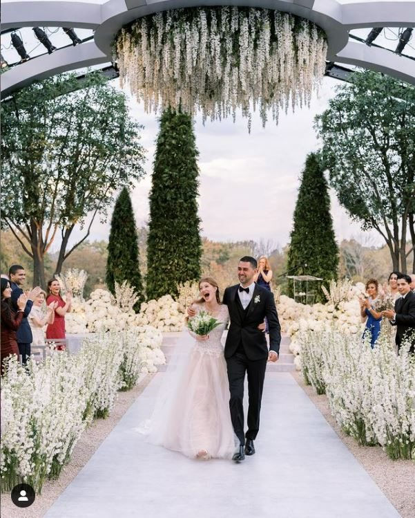 Bức ảnh hiếm hoi tại hôn lễ bí mật được Jennifer Gates đăng tải công khai trên Instagram