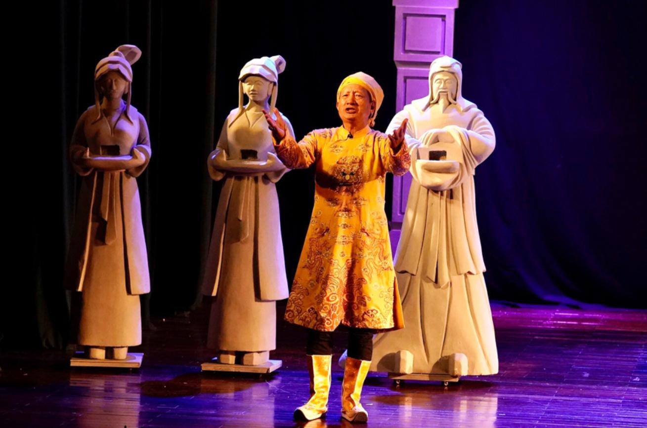 Làm vua của đạo diễn Lê Quý Dương vừa nhận huy chương vàng cho vở diễn tại Liên hoan Sân khấu kịch nói toàn quốc 2021  TL
