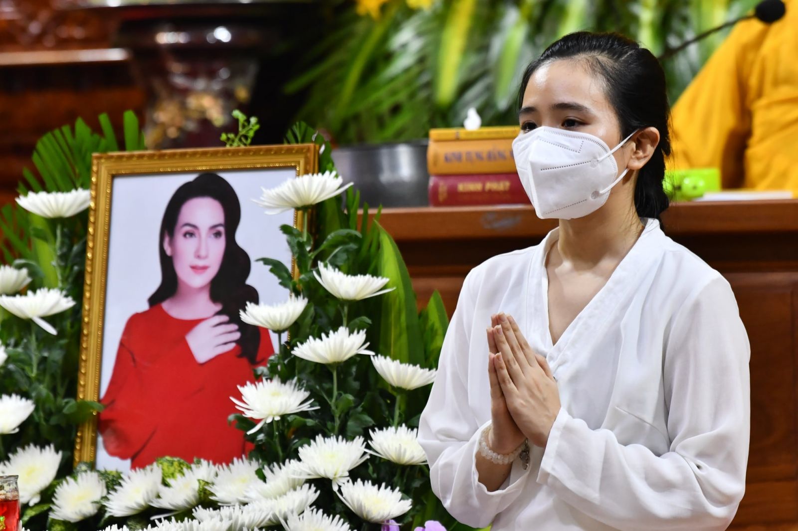 Con nuôi Phi Nhung là Quỳnh Trang thay mặt gia đình nhận bằng tuyên dương công đức cho nữ ca sĩ  FANPAGE THÍCH NHẬT TỪ