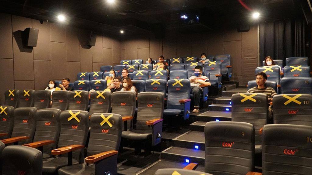Rạp chiếu phim tại Việt Nam xịt khuẩn và giãn cách số ghế ngồi khi được cho phép chiếu lại hồi tháng 3.2021  CGV