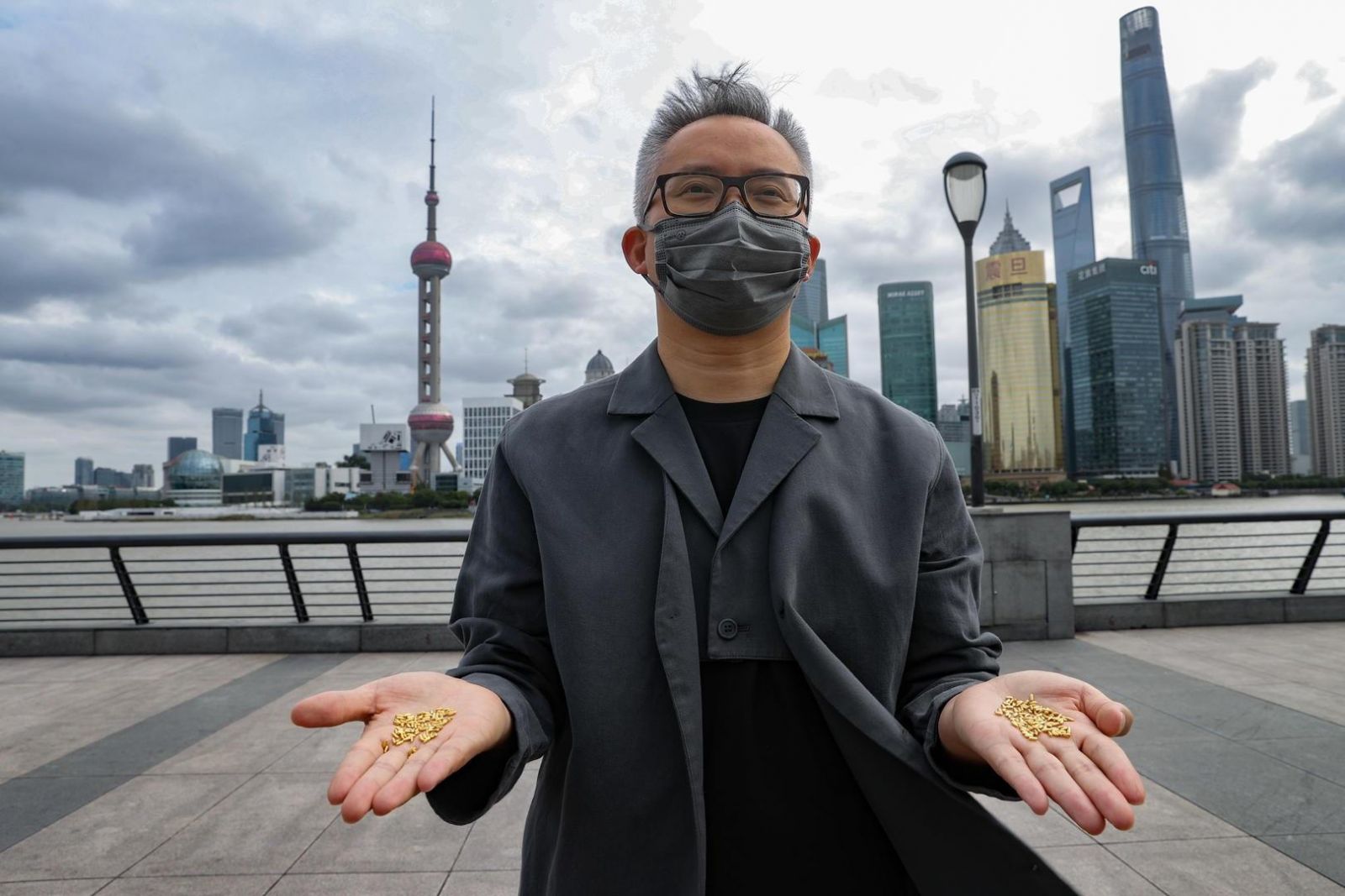 Nghệ sĩ Trung Quốc gây tranh cãi với video ném vàng xuống sông