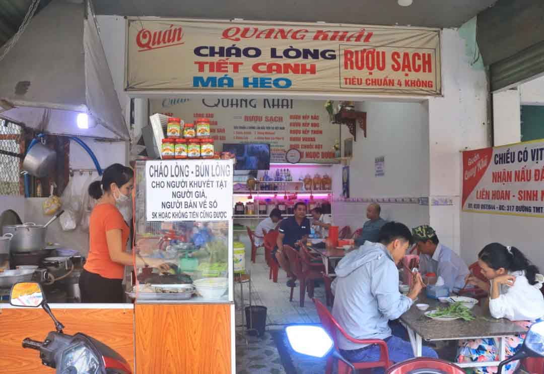 Quán cháo lòng 25.000 đồng/tô nhưng ăn không cần trả tiền
