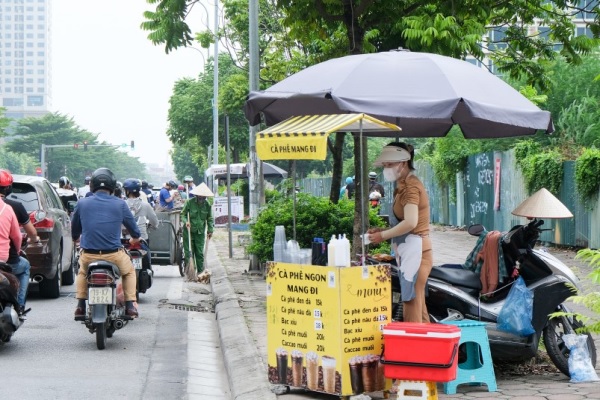 Hà Nội nở rộ những quán cà phê di động, thu hút đông đảo người mua, nhất là dân văn phòng
