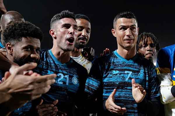 Ronaldo bất ngờ được các đồng đội tại Ả Rập Xê Út tổ chức sinh nhật ngay trên sân tập