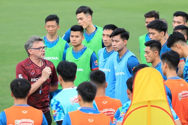 Trước trận đấu với Hồng Kông, ĐT Việt Nam tiếp tục chia tay 2 cầu thủ quan trọng