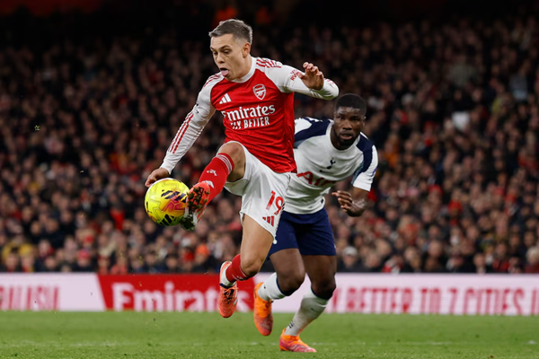 Arsenal xây chắc ngôi đầu, Man City, Liverpool cùng 'ngã ngựa'