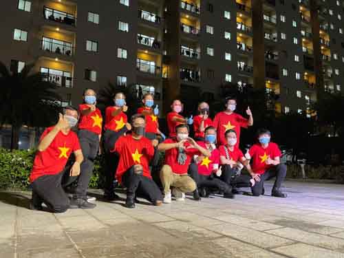 Hát ở khu "cách ly nhưng không cách lòng"