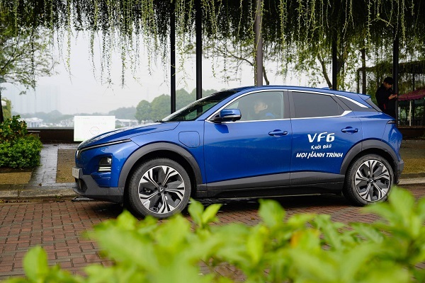 'Xe của năm' VF 6 gây ấn tượng mạnh tại Triển lãm Xe điện hóa đầu tiên ở Việt Nam