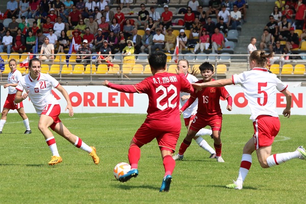 Bất lợi về thể hình, ĐT nữ Việt Nam bại trận trước U.23 nữ Ba Lan
