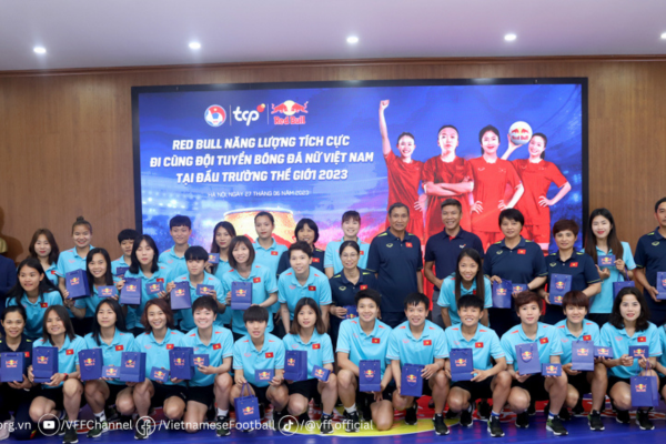 Thầy trò HLV Mai Đức Chung nhận quà 'đặc biệt' cận kề World Cup 2023
