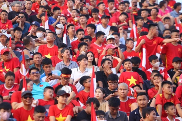 Người hâm mộ thất vọng bỏ về khi trận giao hữu Việt Nam và Hồng Kông chưa kết thúc