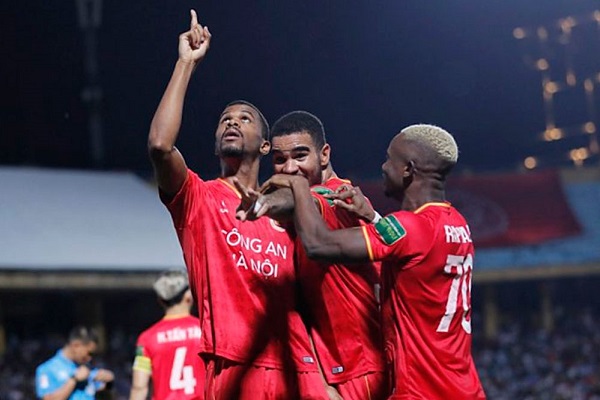 Giành 3 điểm trong trận 'derby thủ đô', Công An Hà Nội vươn lên dẫn đầu bảng xếp hạng