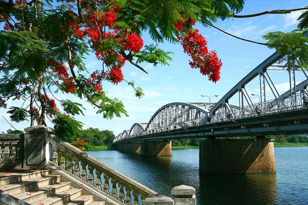 Cầu Trường Tiền - Nét duyên dáng trên dòng sông Hương