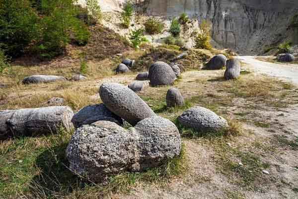 Kỳ lạ những tảng đá biết đi ở Romania