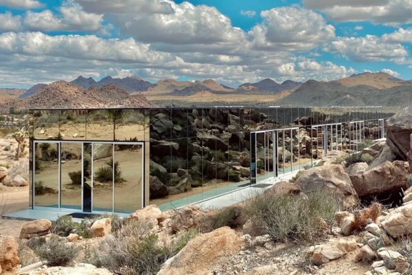 'Ngôi nhà tàng hình' với lối kiến trúc độc đáo ở giữa sa mạc có giá cho thuê lên đến hàng trăm triệu/đêm