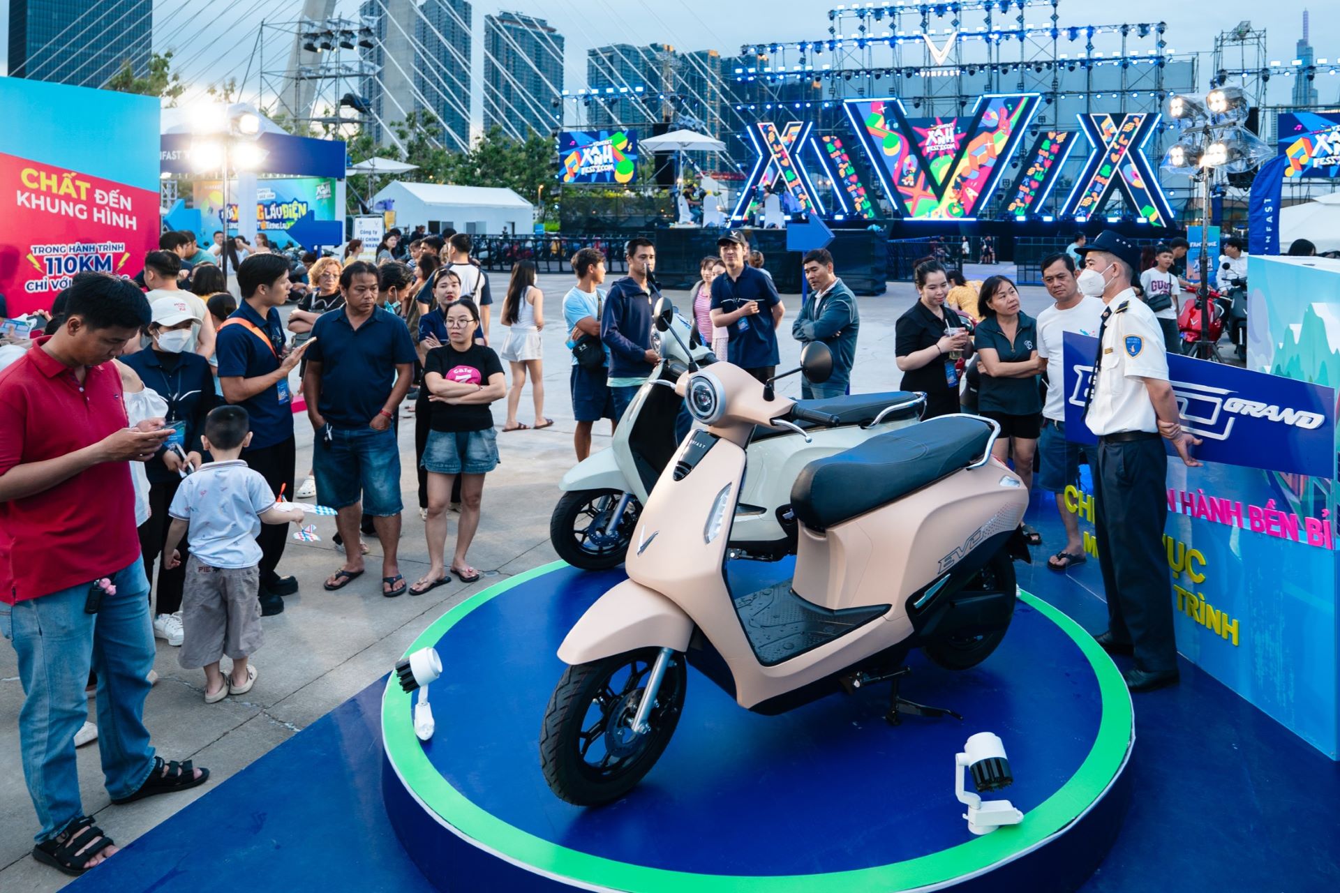 Người dân TP.HCM ấn tượng với VinFast Evo Grand: 'Đi xa ngang cả ô tô, chi phí tiết kiệm'