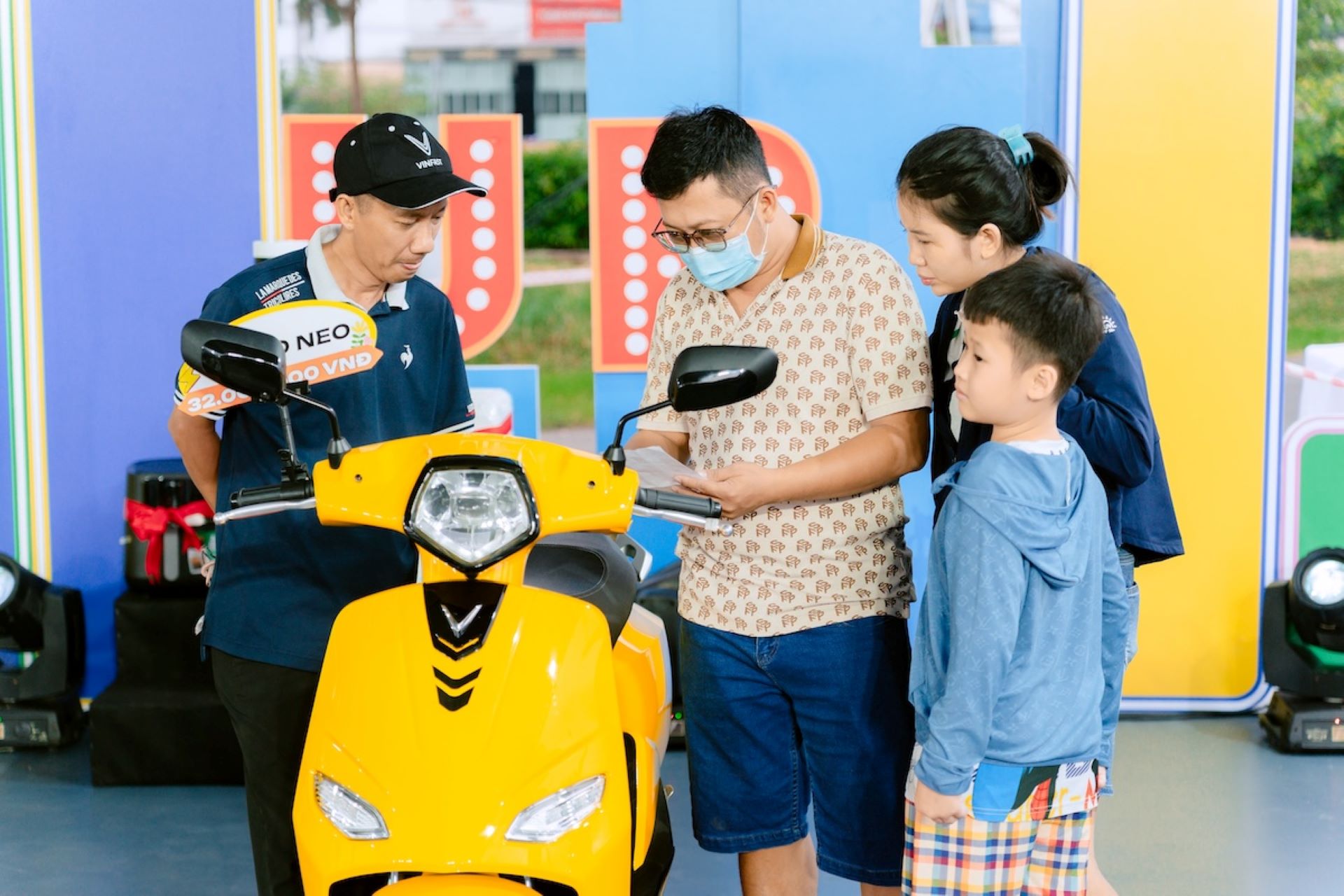 'Đổi xăng lấy điện' gây 'bão' tại TP.HCM, có khách hàng chốt tới 12 xe máy VinFast