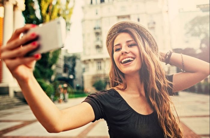 Câu chuyện qua lăng kính điện thoại