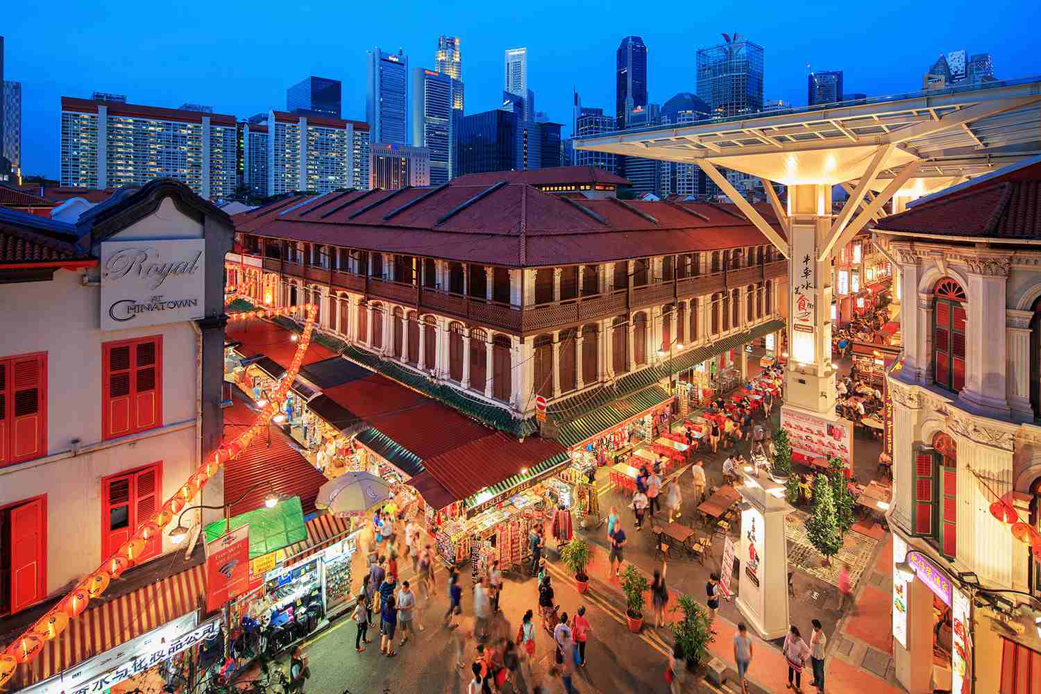Khu Phố Hoa Chinatown tại Singapore, đằng sâu là không gian hiện đại của nhà cao tầng. Nguồn ảnh: TripSavvy