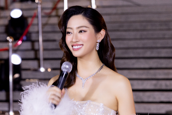 Hoa hậu Lương Thùy Linh tự tin làm host tiếng Anh bên cạnh sao quốc tế