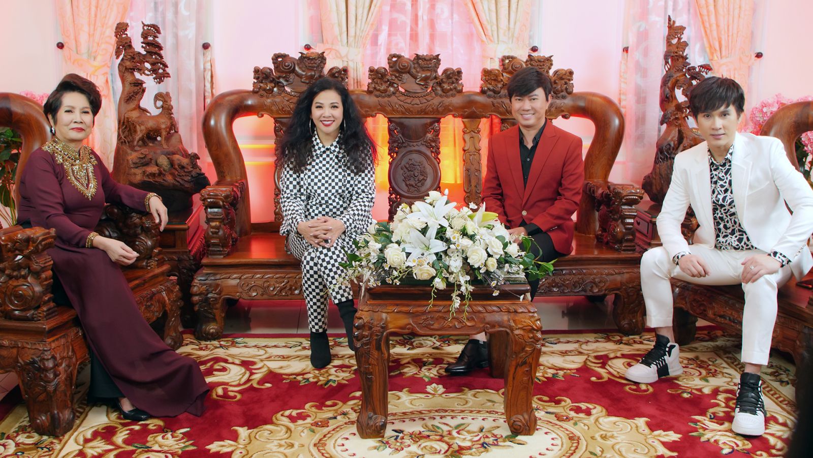 Danh ca Phương Dung tự hào khi mặc áo dài hát nhạc Việt suốt hơn 60 năm qua
