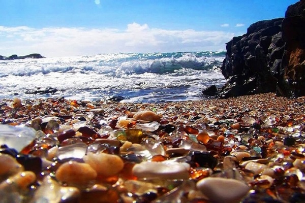 Độc đáo bãi biển thủy tinh được tạo ra từ bãi rác