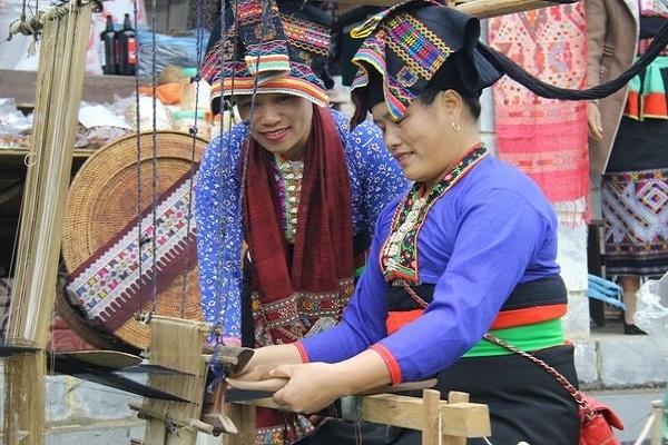 Độc đáo nét đẹp văn hóa từ họa tiết trên trang phục người Lào  