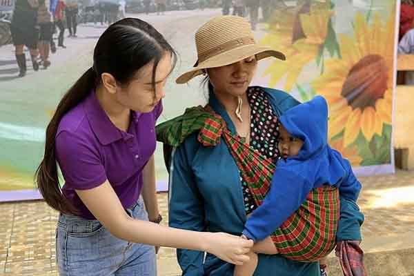 Hoa hậu Ban Mai 'dựng lại mái nhà' cho người dân vùng lũ