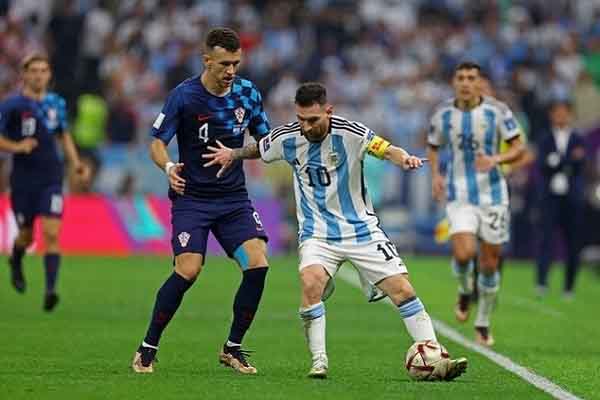 Croatia thất bại trước Argentina do 'tự đâm' chân mình