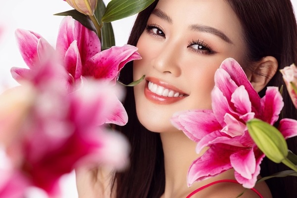 Ngắm trọn sắc hồng nữ tính của Hoa hậu Khánh Vân