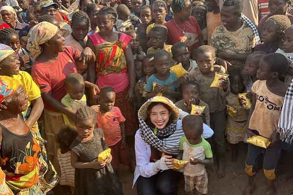 Hoa hậu Thùy Tiên sang Angola nghiệm thu giếng nước sạch tặng 5000 người dân