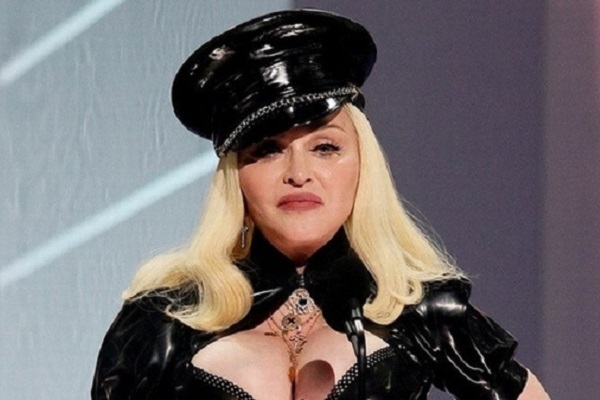 Ca sĩ Madonna nhập viện vì tập luyện quá sức 