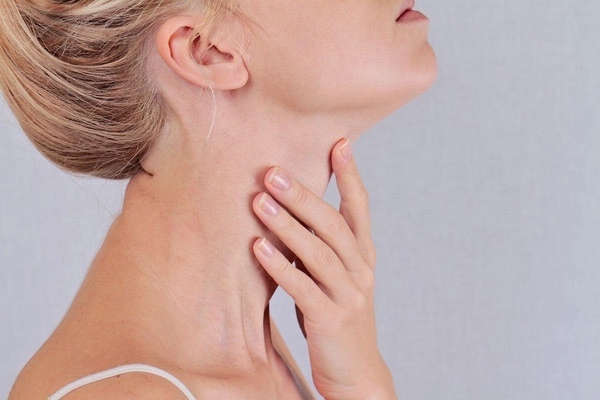 Đau họng và 5 dấu hiệu nghi ngờ ung thư tuyến giáp
