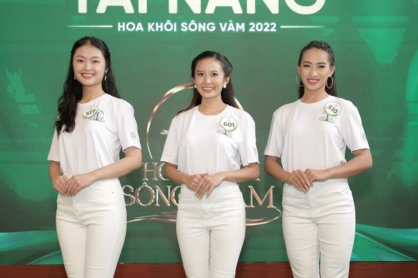 'Hoa khôi Sông Vàm 2022' tự tin thể hiện tài năng