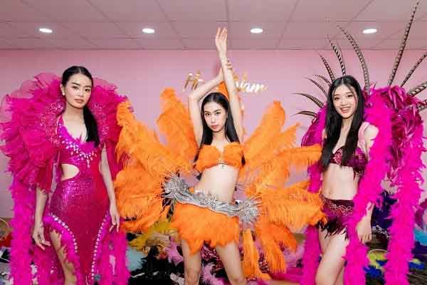 Thí sinh Miss World Vietnam 2022 chuẩn bị cho buổi diễu hành Carnival đường phố tại Quy Nhơn