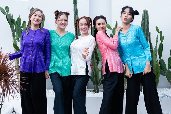 Lan Ngọc và Kaity Nguyễn mặc áo bà ba quảng bá 'Cô gái từ quá khứ'