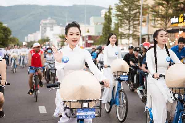Dàn thí sinh Miss World Vietnam thướt tha trong tà áo dài tham gia hoạt động đạp xe tại Quy Nhơn