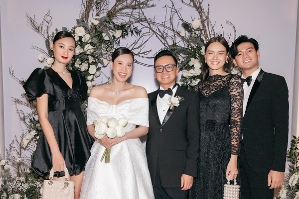 Dàn sao Việt cùng 'dress code' trăng đen sang trọng 'đổ bộ' đám cưới hoa hậu Dương Mỹ Linh